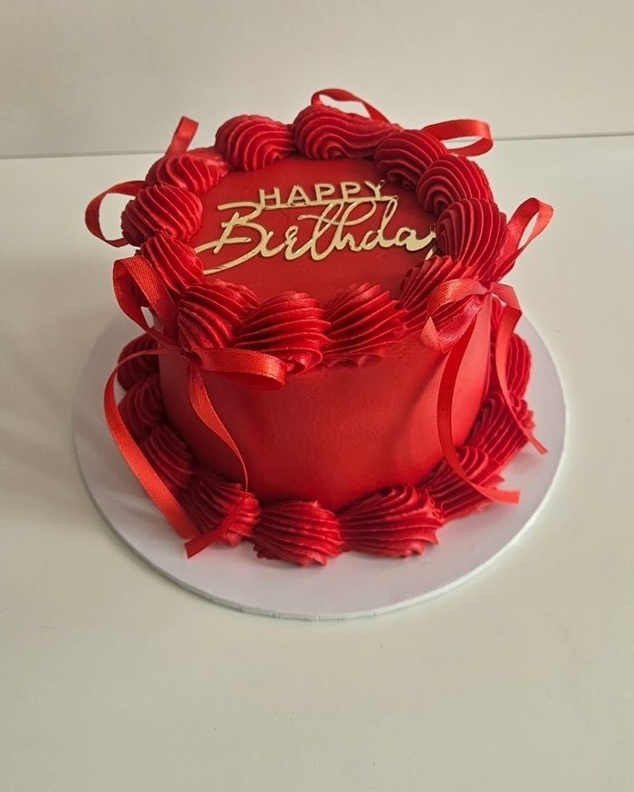 Bento cake rouge « Happy Birthday » aux rubans par Delyss Création