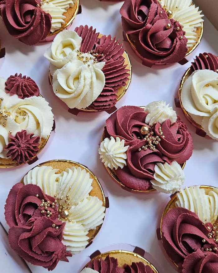 Cupcakes bordeaux, crème et or par Delyss Création