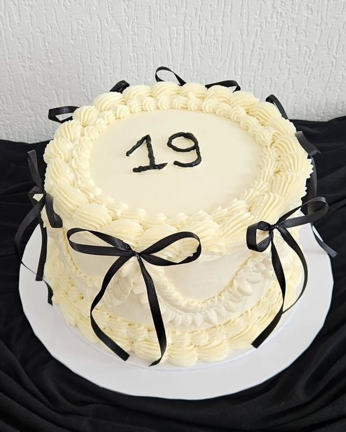 Layer cake aux nœuds noirs par Delyss Création