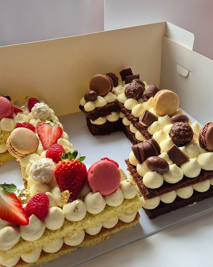 Number cake vanille et chocolat décoré de fraises, de macarons et de chocolats par Delyss Création