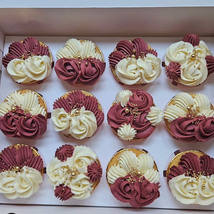 Box de cupcakes bordeaux et or par Delyss Création