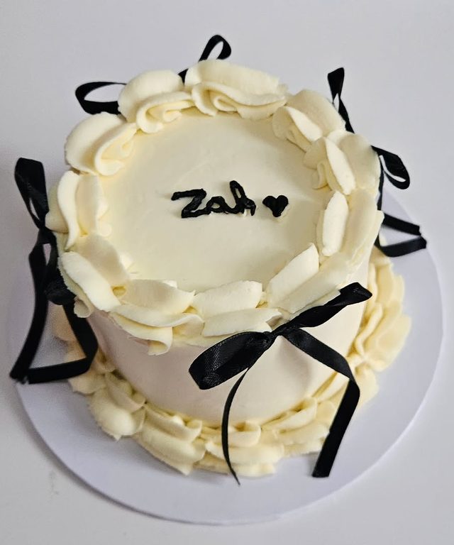Bento cake ivoire aux nœuds noirs