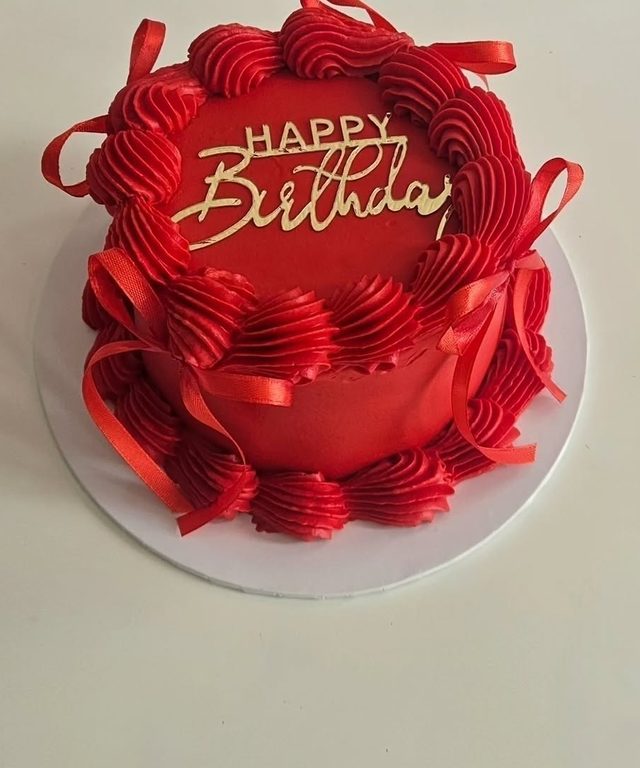 Bento cake rouge « Happy Birthday » aux rubans
