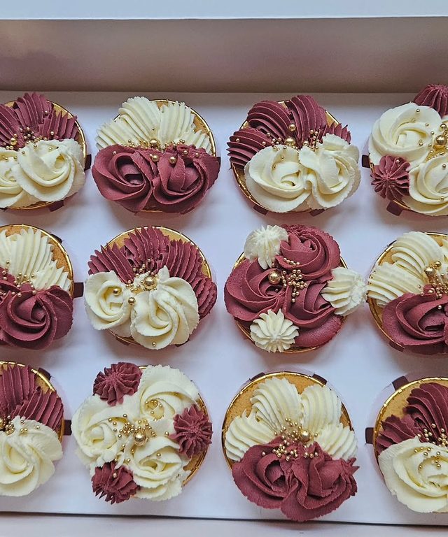 Box de cupcakes bordeaux, crème et or