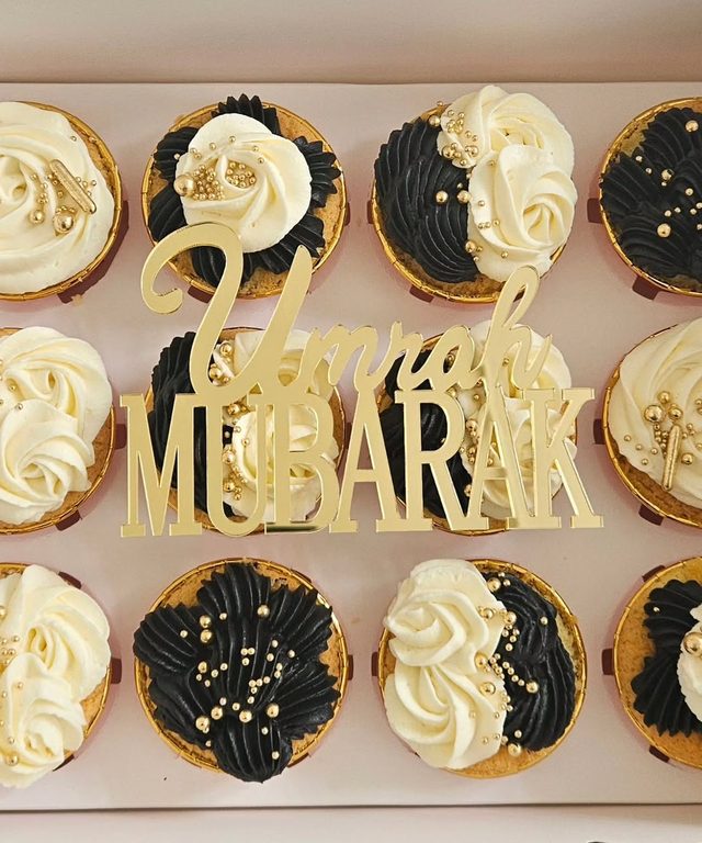 Box de cupcakes noir, crème et or « Umrah Mubarak »