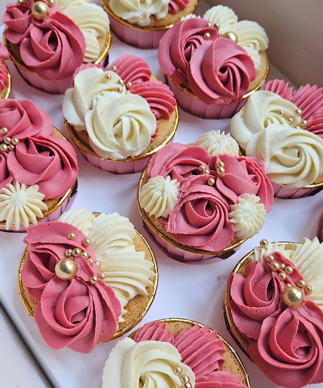 Box de cupcakes aux rosaces roses et ivoire dans des caissettes dorées