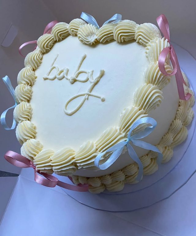 Gâteau cœur « baby » aux rubans rose et bleu, gender reveal