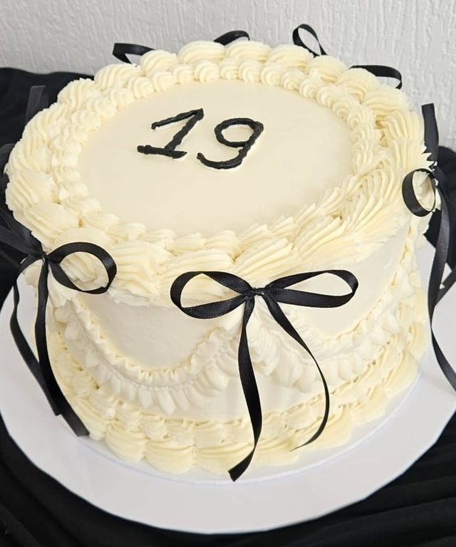 Layer cake ivoire « 19 » aux nœuds noirs