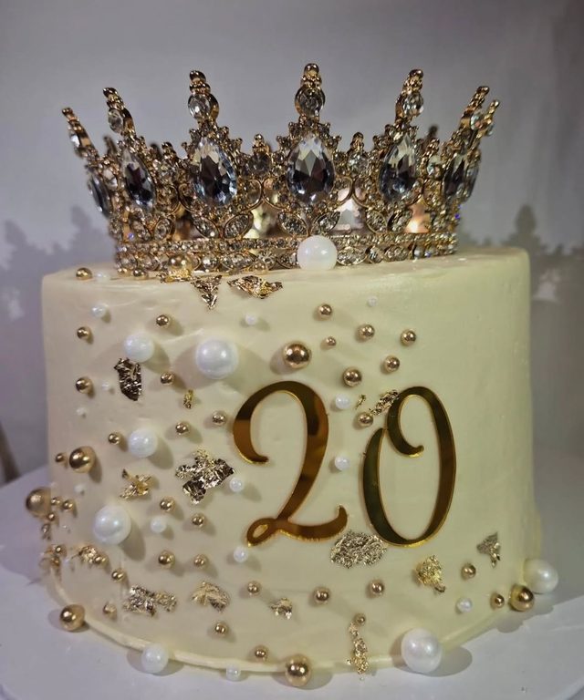 Layer cake ivoire « 20 » surmonté d'une couronne dorée