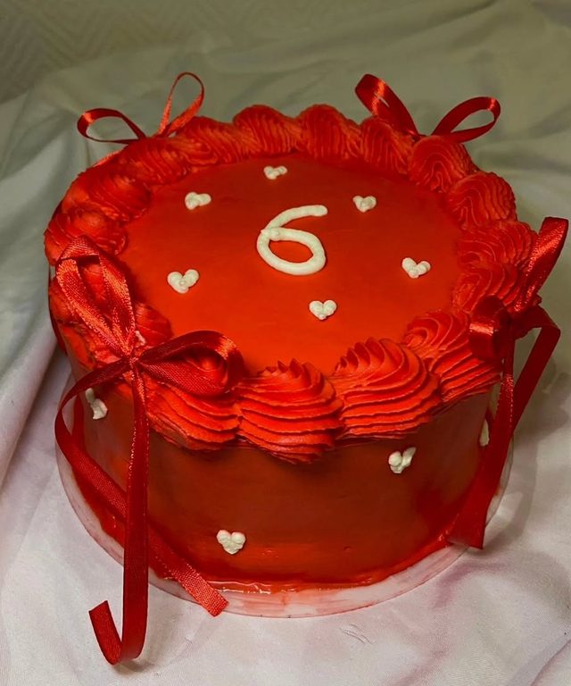Layer cake rouge « 6 » aux rubans et aux petits cœurs