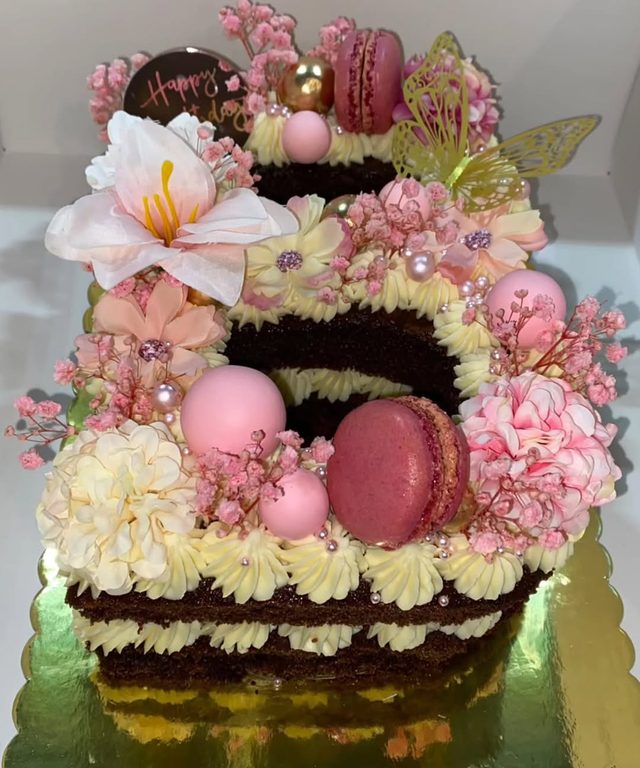 Letter cake chocolat décoré de fleurs, macarons et papillons dorés