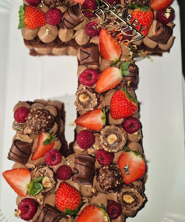Letter cake en forme de J au chocolat, fraises, framboises et Ferrero