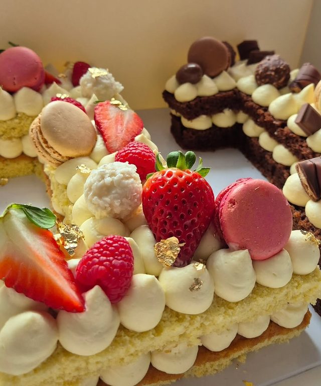 Number cake vanille et chocolat décoré de fraises, de framboises, de macarons et de chocolats