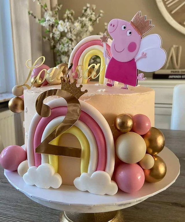 Gâteau d'anniversaire Peppa Pig avec arc-en-ciel